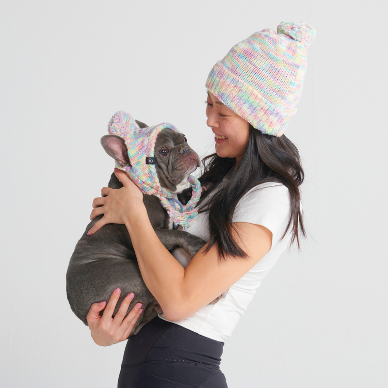 Cappello con pompon umano (multicolore)